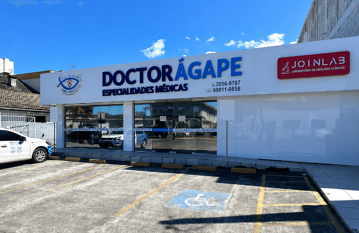 Fachada da DoctorÁgape Especialidades Médicas na Av. Cel. Procópio Gomes, no Bucarein, em Joinville, com o laboratório JoinLab ao lado e estacionamento próprio